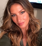 Видео: Жизель Бундхен играет на гитаре и поет у океана