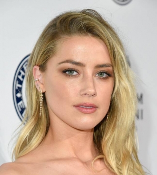 Эмбер Херд покорила публику соблазнительным нарядом