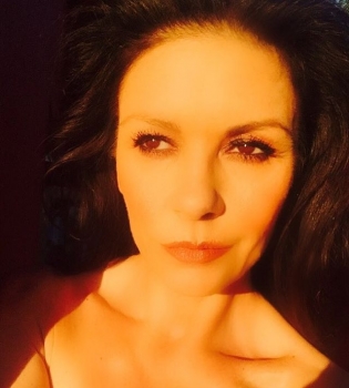 Мамина радость: Кэтрин Зета-Джонс показала взрослого сына