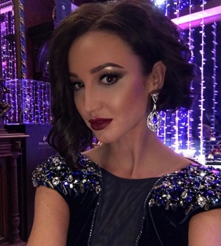 Как у Джоли: Ольга Бузова похвасталасть роскошным нарядом