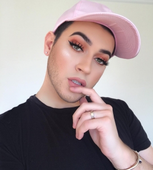 Новым лицом Maybelline станет мужчина