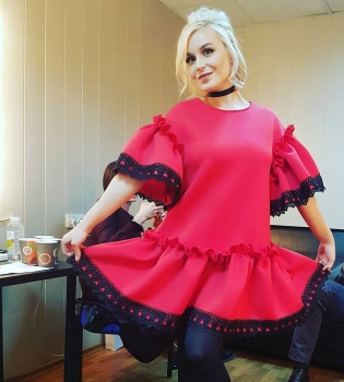 Беременность не скрыть: поправившаяся Полина Гагарина прячет живот под свободными нарядами