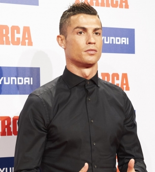 Полным составом: Криштиану Роналду вышел в свет вместе со своей новой возлюбленной и подросшим сыном