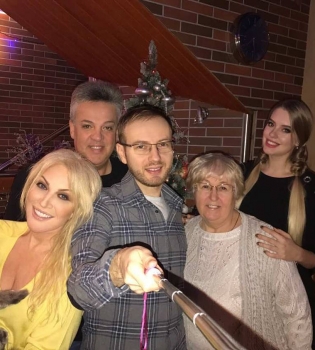 Таисия Повалий и ее семья за праздничным столом поют колядки