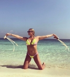 Привет с Мальдив: Анастасия Волочкова в откровенном бикини села на шпагат