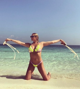 Привет с Мальдив: Анастасия Волочкова в откровенном бикини села на шпагат