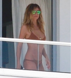 Папарацци сделали горячие кадры Хайди Клум и ее бойфренда в отельном номере