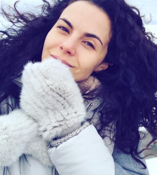 Настя Каменских впервые показала детское фото и свою комнату у родителей