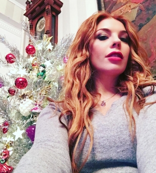 Анастасия Стоцкая едва скрывает беременный живот