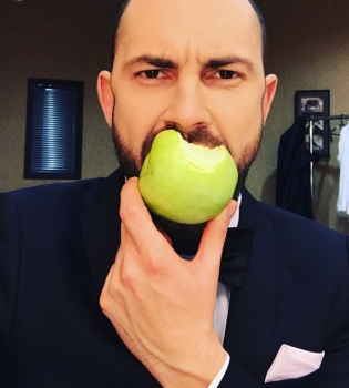 Андрей Бедняков показал подросшую дочь и любимую жену