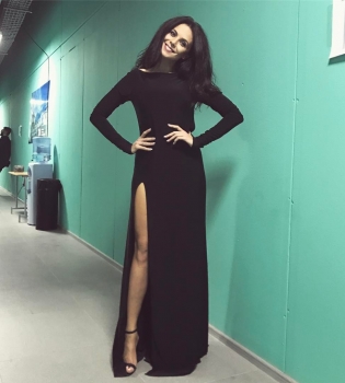 Похудевшая Настя Каменских соблазняет стройной фигурой в купальнике