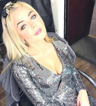 Алина Гросу демонстрирует ошеломляющий бюст в глубоком декольте