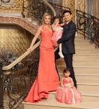 Подросшие дочки Камалии встретили Новый год в роскошных платьях