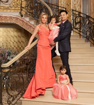 Подросшие дочки Камалии встретили Новый год в роскошных платьях