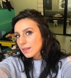 Естественная красота: Джамала позирует на природе без макияжа