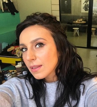 Естественная красота: Джамала позирует на природе без макияжа