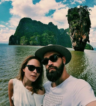 Молодая мама Юлия Санина похвасталась стройной фигурой в купальнике