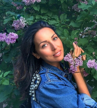 Алсу архивный снимок