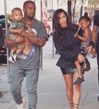 Семейная галерея: Ким Кардашьян заполнила весь Instagram фото с мужем и детьми