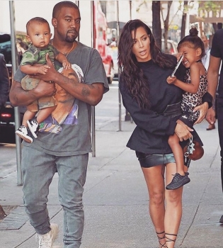 Семейная галерея: Ким Кардашьян заполнила весь Instagram фото с мужем и детьми