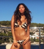 Королева пляжа: Николь Шерзингер соблазняет сексуальной фигурой в бикини