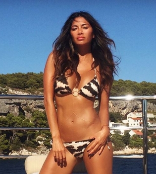 Королева пляжа: Николь Шерзингер соблазняет сексуальной фигурой в бикини