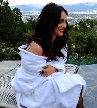 Красотка Меган Фокс опубликовала яркие кадры с новой фотосессии