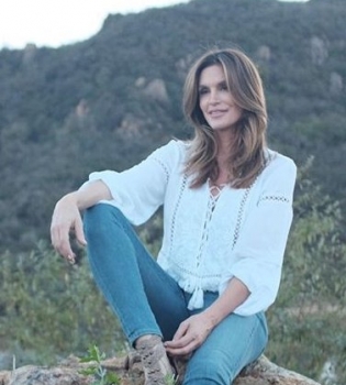 Смелое селфи: 50-летняя Синди Кроуфорд позирует без макияжа