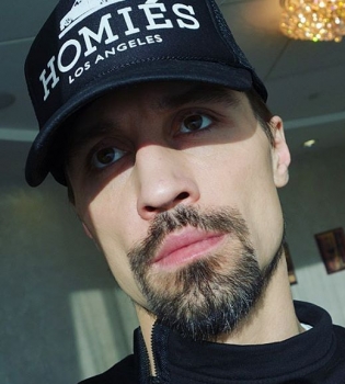 Дима Билан сбрил бороду, оставив одни усы
