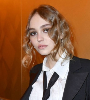 Лили-Роуз Депп появилась на светском мероприятии в мужском костюме и галстуке