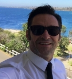 Ох, красавцы: Хью Джекман поделился фото с Пирсом Броснаном и Райаном Рейнольдсом