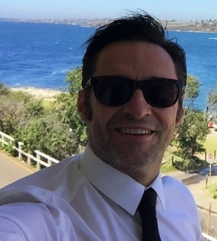 Ох, красавцы: Хью Джекман поделился фото с Пирсом Броснаном и Райаном Рейнольдсом