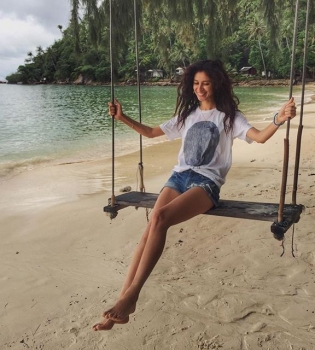 Очень горячо: стройная Равшана Куркова позирует в бикини