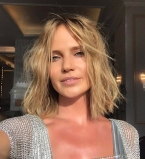 Влюблены и красивы: певица Глюкоза позирует на пляже со своим мужем