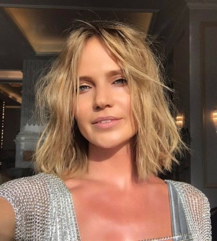 Влюблены и красивы: певица Глюкоза позирует на пляже со своим мужем