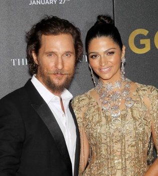 Золотая пара: Мэттью Макконахи с красавицей-женой Камиллой Алвес блистают на кинопремьере