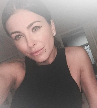 Горячее фото: Ани Лорак позирует в сексуальном бикини на фоне пальм