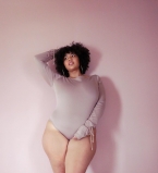 Модель plus-size представила серию купальников для девушек с пышными формами