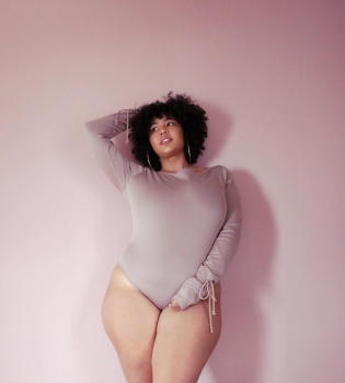 Модель plus-size представила серию купальников для девушек с пышными формами