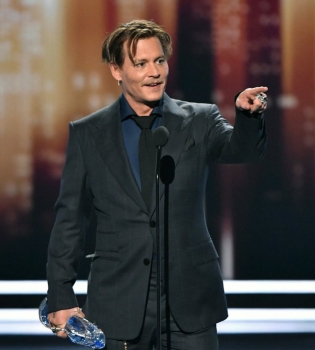 Джонни Депп впервые после развода вышел в свет