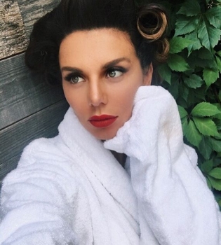 Анна Седокова рассказала, кто задарил ее тысячами красных роз