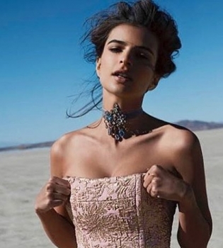 Сексуальная Эмили Ратаковски снялась в яркой фотосессии для испанского Vogue