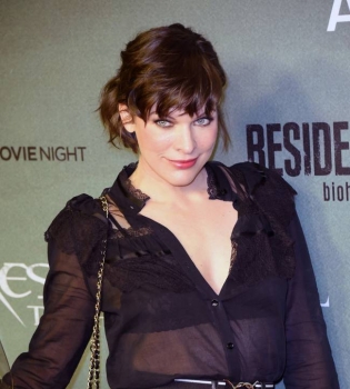 Смело: Милла Йовович появилась на красной дорожке в прозрачной блузке и кожаной юбке