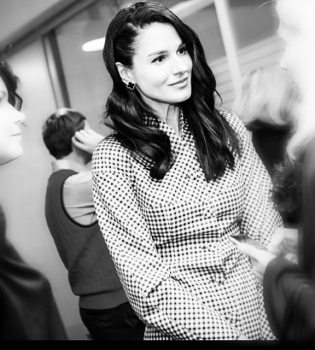 В очках и с крошечной дочкой: Маша Ефросинина опубликовала фото 12-детней давности