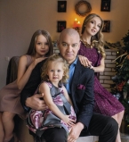 Евгений Кошевой с женой и дочками