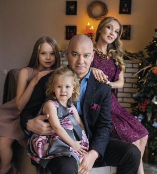 Евгений Кошевой с женой и дочками