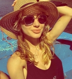 Светлана Лобода забыла о макияже на отдыхе с дочерью