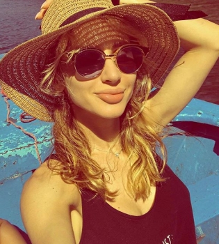 Светлана Лобода забыла о макияже на отдыхе с дочерью