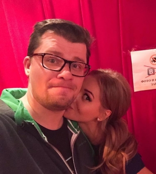 Гарик Харламов показал, как улаживает спать свою подросшую дочь