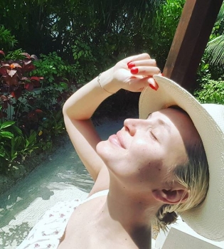 Беременная Полина Гагарина улетела на семейный отдых на Мальдивы